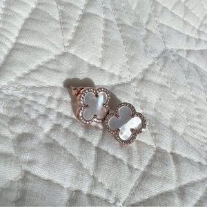 Clover Rose Gold stud Earrings with mother of pearl